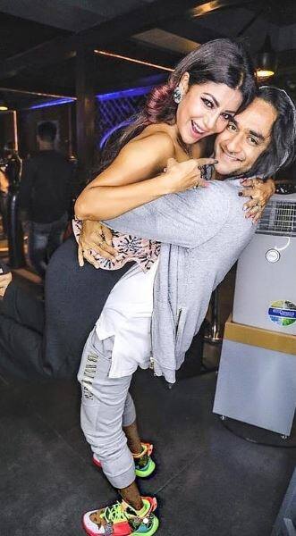 Vikas Gupta lifted the birthday girl while posing for an amazing click