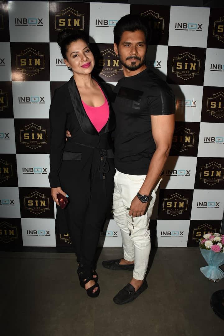 Dancing sensation Sambhavna Seth with husband Avinash Divwedi