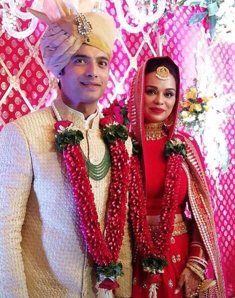 Now scroll down to see the remaining pics from their Hindu wedding