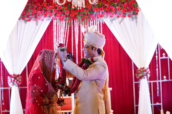 Ssharad putting the garland round his bride's neck at the varmala ceremony