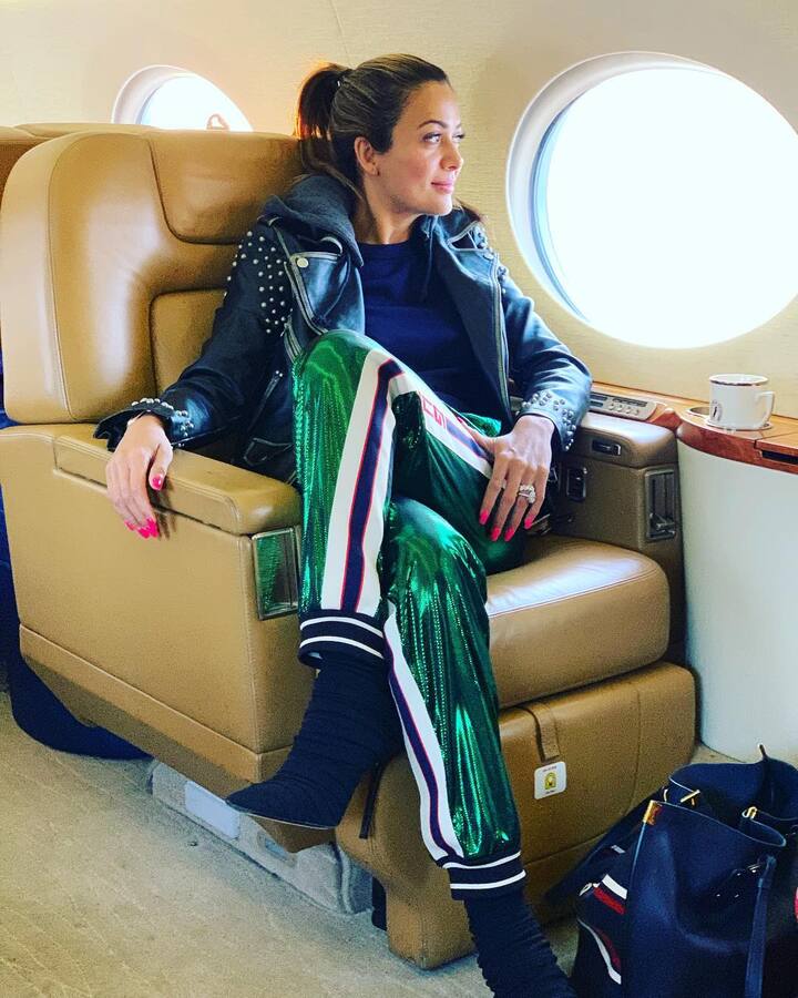 And here's the first pic from their London vacay that Amrita posted from the flight enroute to London. She posted this pic late night on Monday and captioned it - 