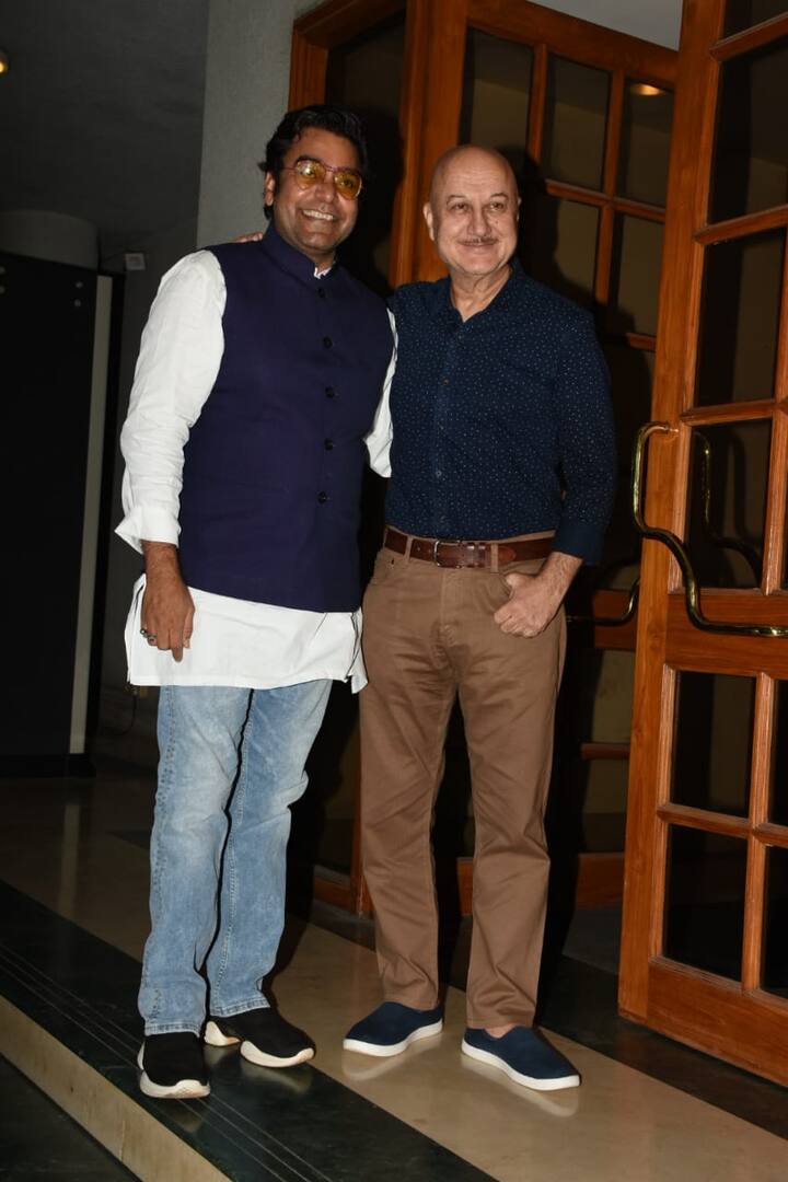 Both Ashutosh and Anupam Kher posed together for the paparazzi