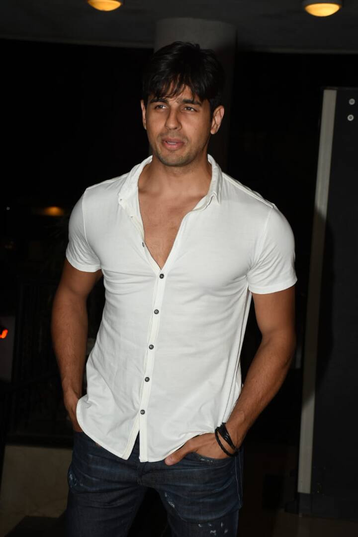 The actor looked handsome like always while posing for the paparazzi