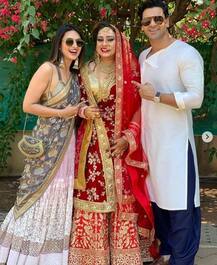 PICS: Divyanka Tripathi & hubby Vivek Dahiya are all smiles as they attend a friend\'s wedding!
