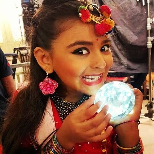 Before Taamsi kills Bela and Mahir, she might get hold of the Naagmani finally as we see the little one flashing it in this BTS pic from Naagin 3 sets that's yet to go on-air.