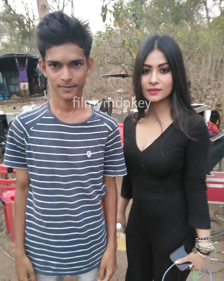 A fan also clicked pic with Krishna who was in Taamsee avatar on the sets of Naagin 3
