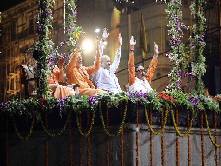 Prime Minister Narendra Modi sought blessings as he preforms Ganga aarti at Dashashwamedh Ghat a day before filing his nomination from Varanasi for Lok Sabha Elections 2019. He is accompanied by BJP President Amit Shah. (Image: Twitter)
