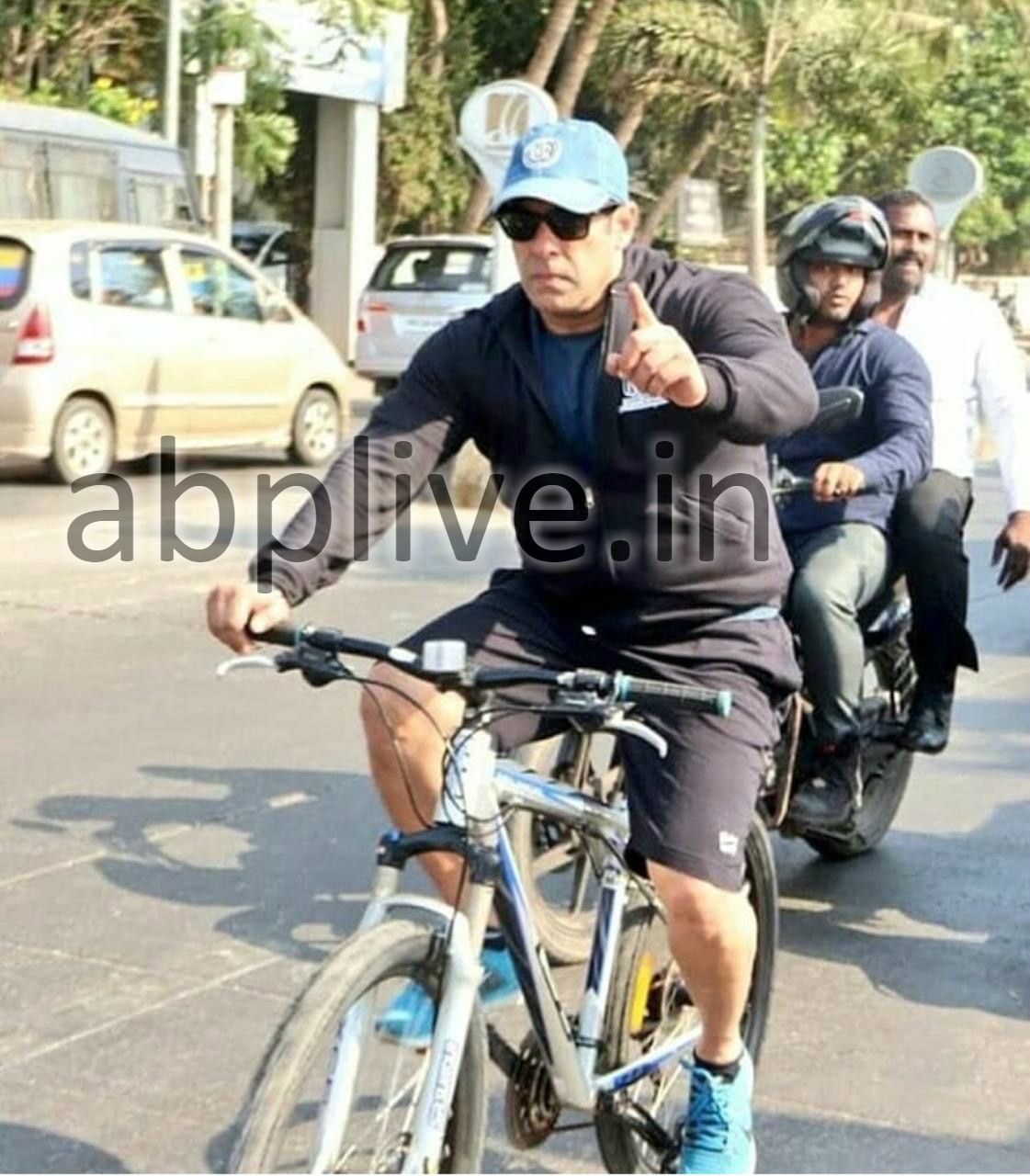 Police complaint against Salman Khan for allegedly snatching a journalist's mobile while cycling in Mumbai