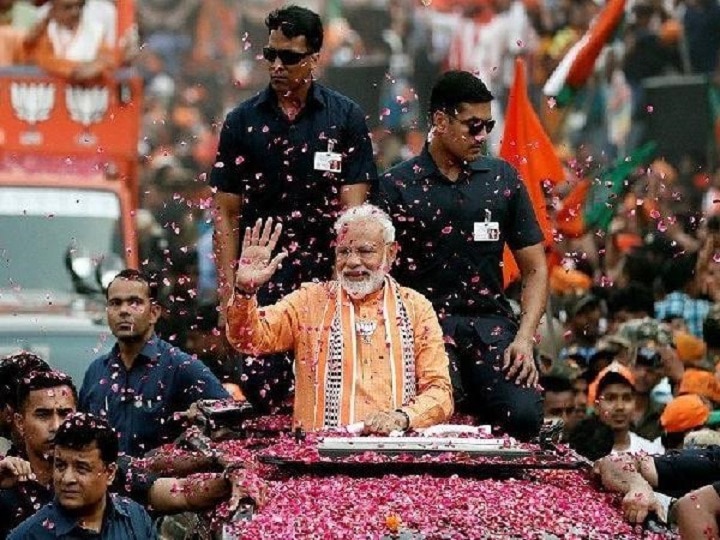 2019 Lok Sabha polls PM Modi accepts shawl from Muslim elderly supporter during roadshow in Varanasi Watch: PM Modi accepts shawl from elderly Muslim supporter during roadshow in Varanasi