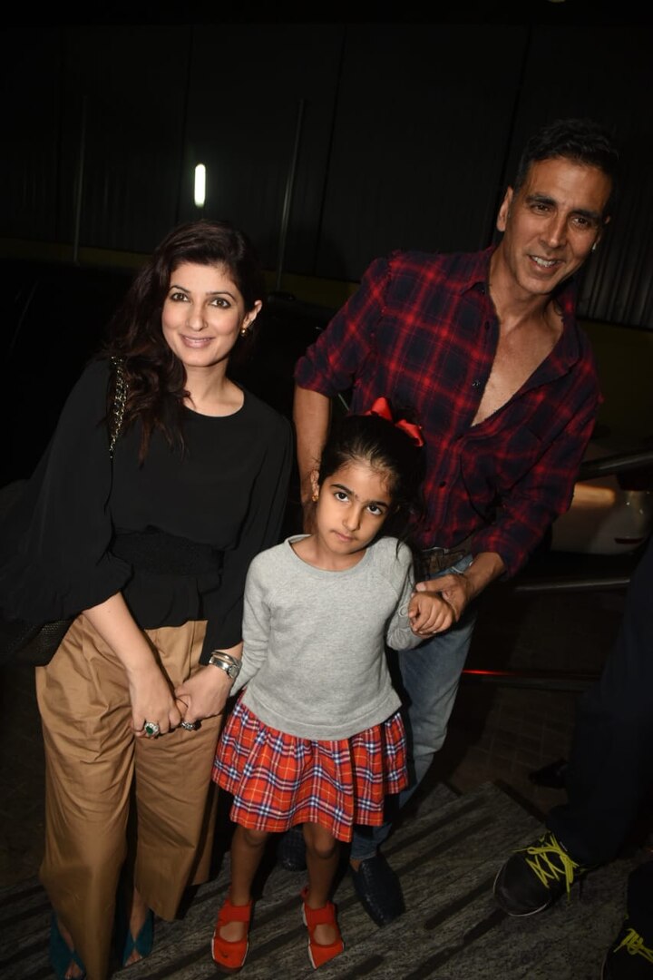 Akshay and Twinkle posed happily for the shutterbugs, giving us a picture-perfect moment.