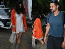 Arjun Rampal\'s PREGNANT girlfriend Gabriella Demetriades flaunts her BABY BUMP as the couple gets clicked together in Mumbai!