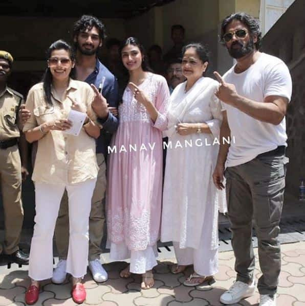 Suniel Shetty with wife Mana Shetty, daughter Athiya Shetty & son son Ahaan Shetty. (Photo: Manav Manglani)