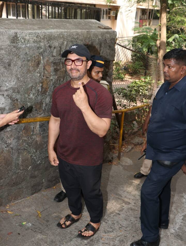'Mr. Perfectionist' is all smiles as he flaunts his inked finger after voting. (Photo: Manav Manglani)