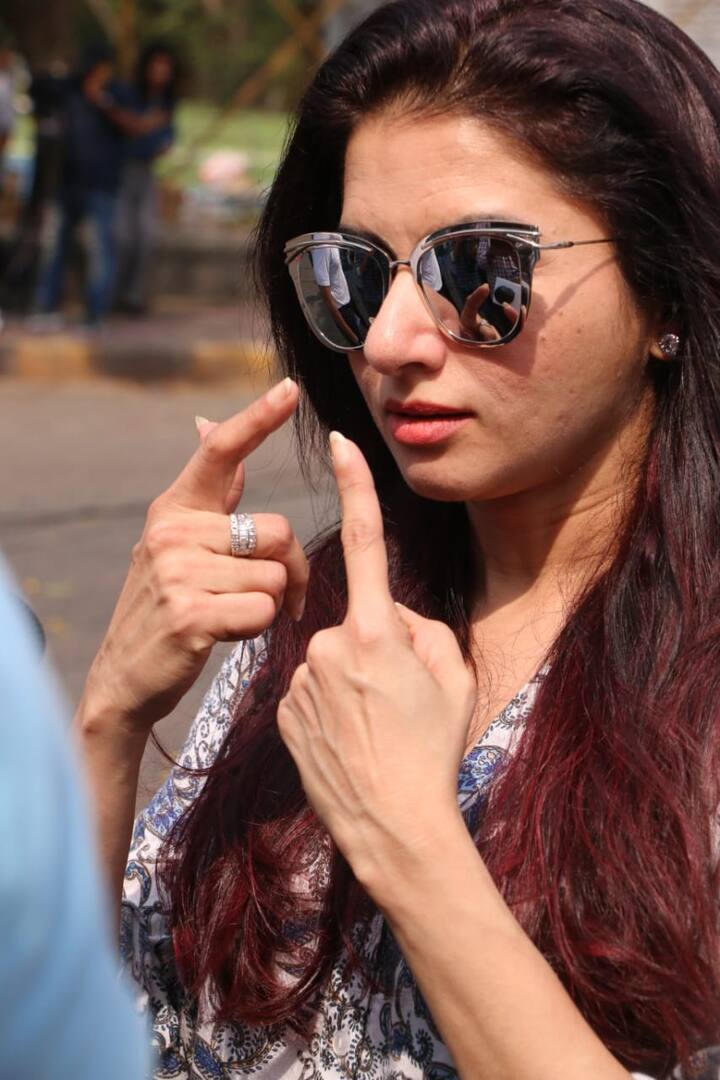 'Maine Pyar Kiya' actress Bhagyashree after voting. (Photo: Manav Manglani)