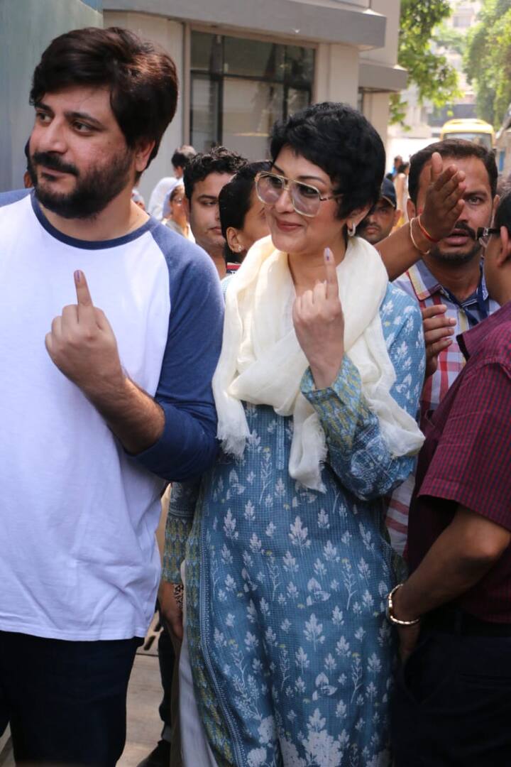 Here's a picture of Sonali & Goldie in which the couple is proudly flaunting their inked fingers. (Photo: Manav Manglani)