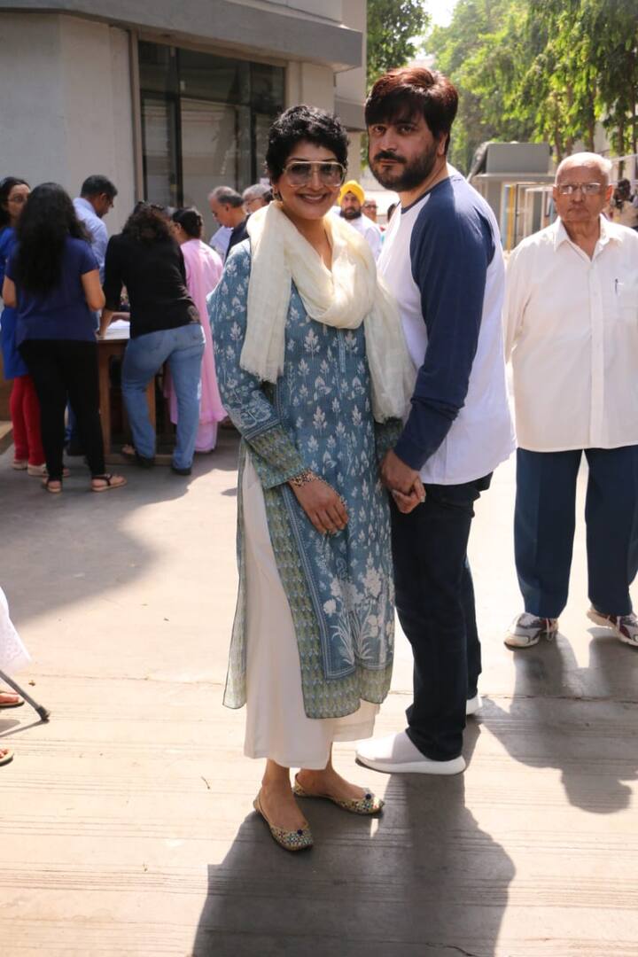 The 'Hum Saath Saath Hain' actress Sonali Bendre was all smiles as she pose with hubby Goldie Behl at a voting booth in Mumbai. (Photo: Manav Manglani)
