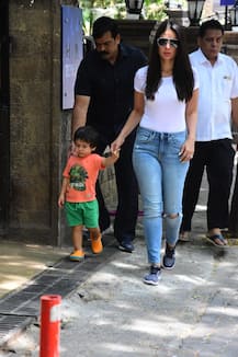 PICS: Kareena Kapoor arrives with son Taimur Ali Khan to cast her vote in Lok Sabha Elections 2019!