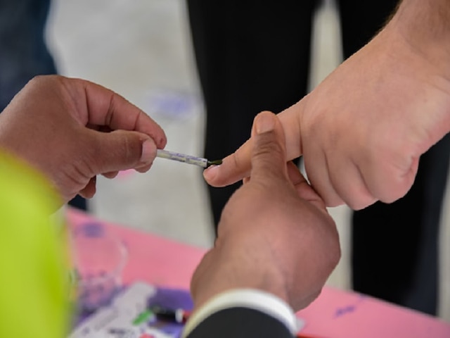 Lok Sabha Elections 2019: Over 21% voting recorded till 11 am in Uttar Pradesh Lok Sabha Elections 2019 Over 21% voting recorded till 11 am in Uttar Pradesh