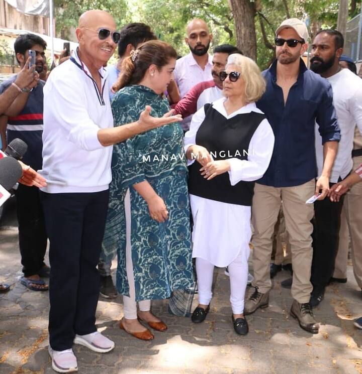 The Roshans posing for the paps