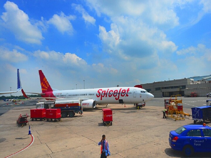 SpiceJet plane skids off runway at Shirdi airport, pilots suspended, passengers stuck for hours SpiceJet plane skids off runway at Shirdi airport, pilots suspended; passengers stuck for hours