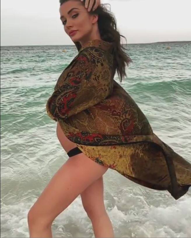 Amy flaunting baby bump at the beach