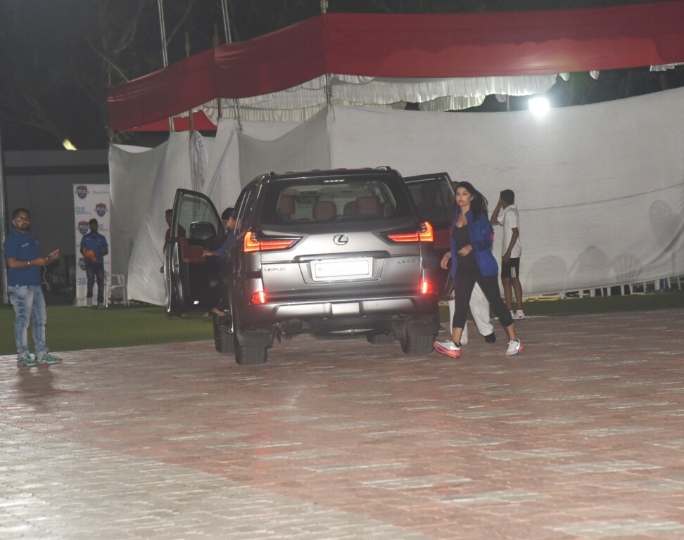 Aaradhya Bachchan rushes to hug Abhishek Bachchan & Aishwarya Rai on football ground