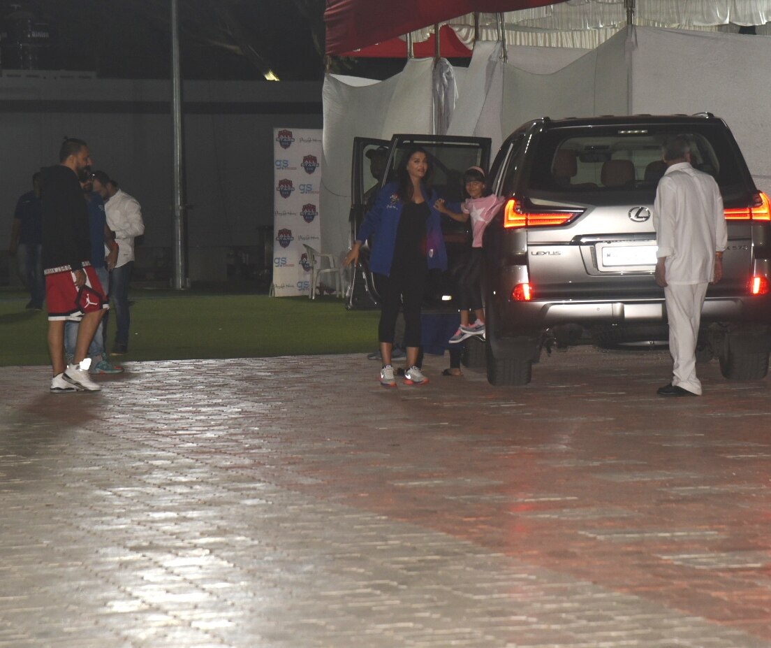 Aaradhya Bachchan rushes to hug Abhishek Bachchan & Aishwarya Rai on football ground