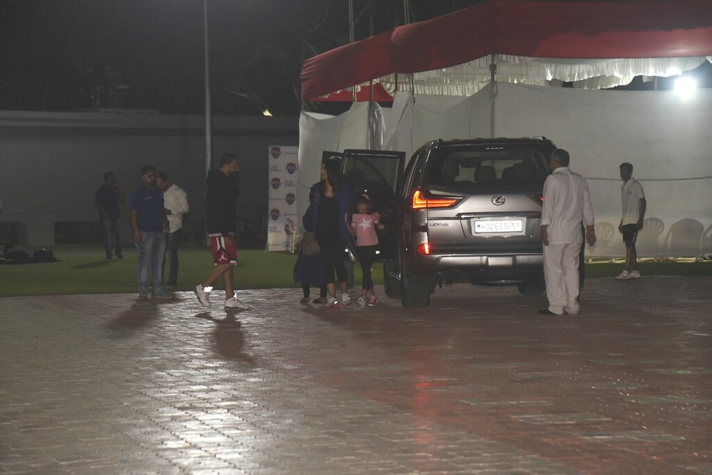 Aaradhya Bachchan rushes to hug Abhishek Bachchan & Aishwarya Rai on football ground