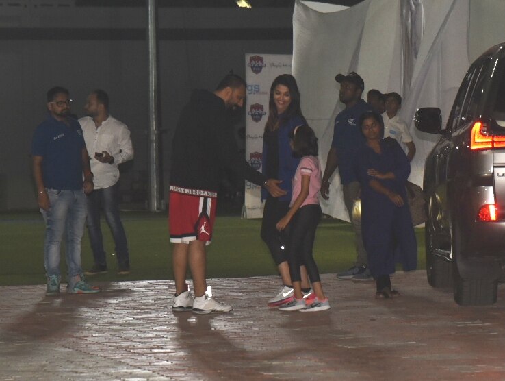 Aaradhya Bachchan rushes to hug Abhishek Bachchan & Aishwarya Rai on football ground