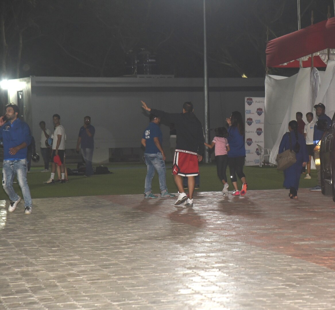 Aaradhya Bachchan rushes to hug Abhishek Bachchan & Aishwarya Rai on football ground