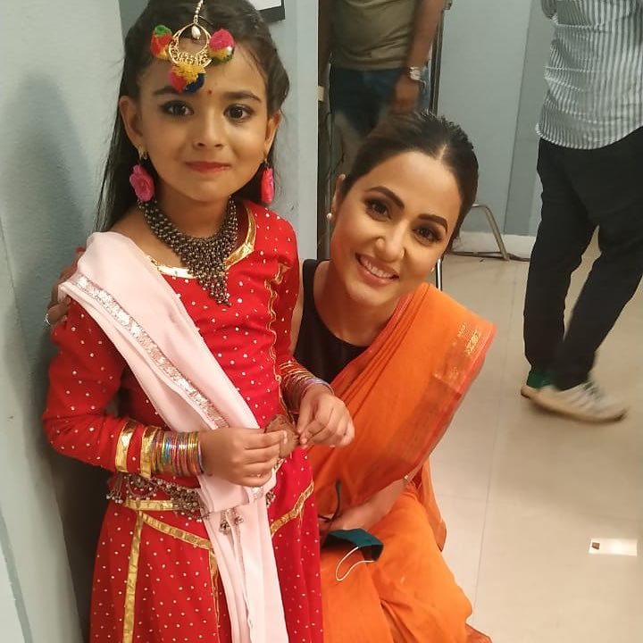 When little Taamsi of 'Naagin 3' met the Komolika of 'Kasautii Zindagii Kay'! Aleena Lambe & Hina Khan pose cutely on the same sets!