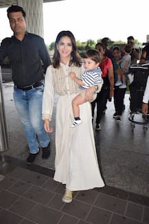 These PHOTOS of yummy mummy Sunny Leone and her TWINS clicked at the airport will make you go AWW!