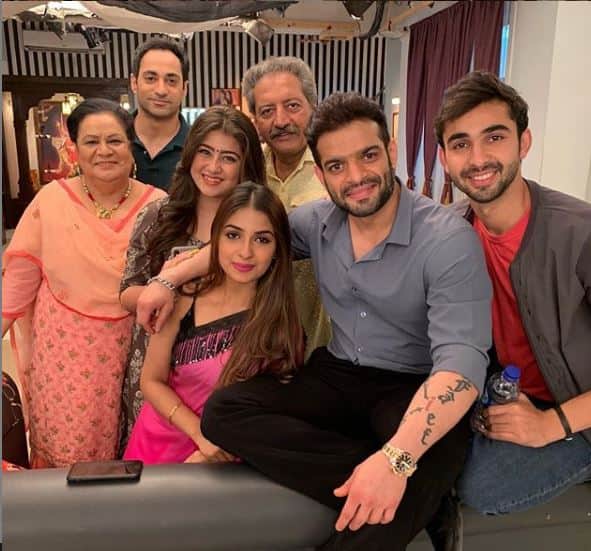 On the professional front, Karan Patel is currently seen as Raman Bhalla in Yeh Hai Mohabbatein opposite Divyanka Tripathi. Here’s picture with his co-stars from the show.