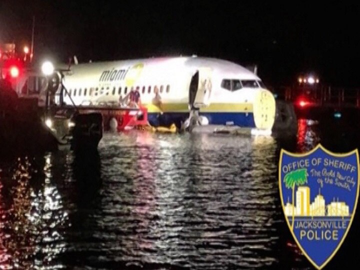 Plane skids off runway into river in Jacksonville, Florida Plane skids off runway into river in Jacksonville, Florida