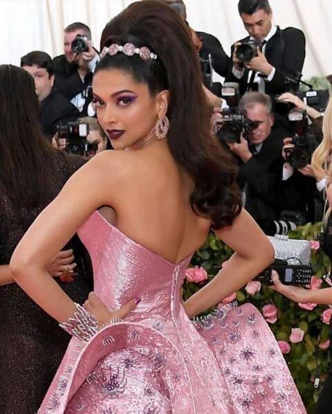 She paired her off-shoulder gown with wine red lips, dramatic eyes with oodles of mascara, wine eyeshadow and a bit of glitter on her lashes too.[Pic credit: Getty] 