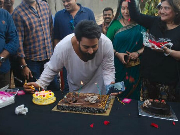 Mere Sai's Sai aka Abeer Soofi's birthday celebration on the set! SEE PICS! PICS: Mere Sai's 'Sai' aka Abeer Soofi's birthday celebration on the sets!