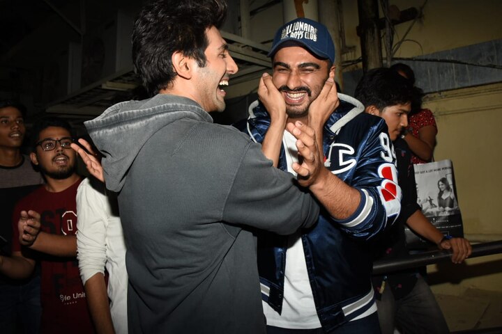 Bollywood hunks Arjun Kapoor & Kartik Aaryan got snapped in a fun mood at 'Student of The Year 2' screening. (Photo: Manav Manglani)