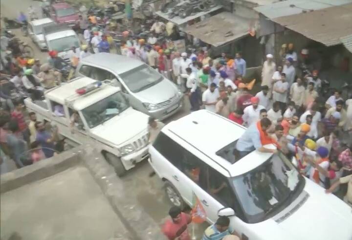 Hundreds of people lined up along the road to catch a glimpse of the actor.(ANI Image)