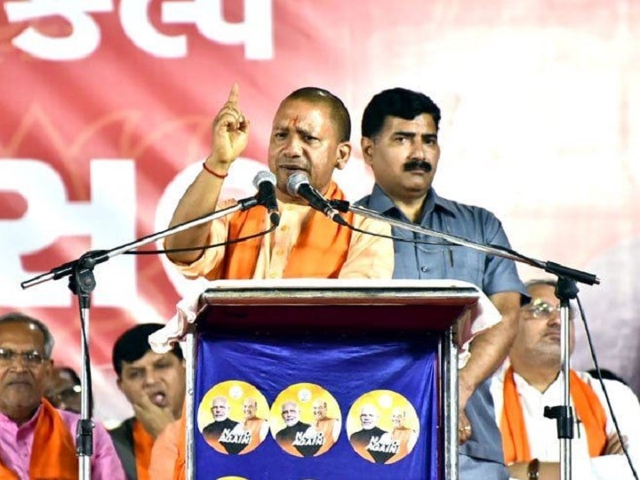 Lok Sabha elections 2019 Uttar Pradesh Yogi Adityanath likens Akhilesh Yadav to Aurangzeb, says he dethroned his father Mulayam Singh Yogi Adityanath likens Akhilesh Yadav to Aurangzeb, says he dethroned his father