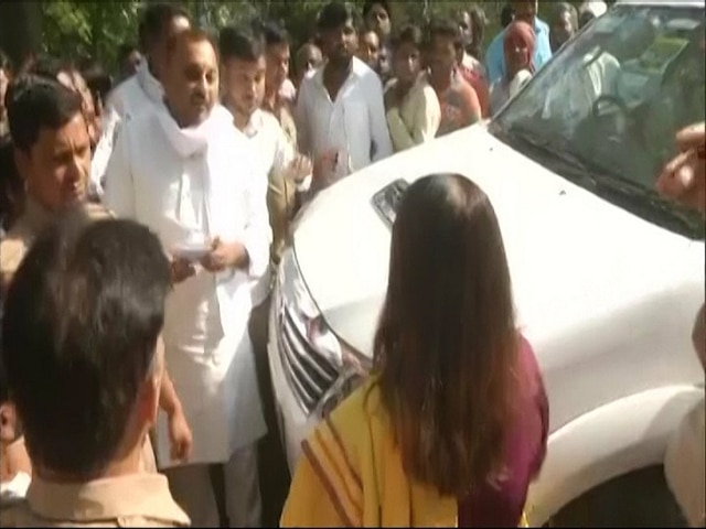 Verbal spat breaks out between Maneka Gandhi and SP-BSP candidate Sonu Singh in Sultanpur Verbal spat breaks out between Maneka Gandhi and SP-BSP candidate Sonu Singh in Sultanpur