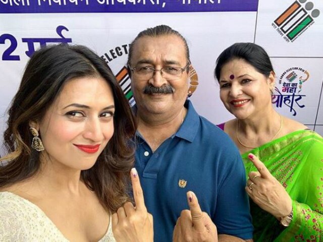 PIC: Divyanka Tripathi casts her vote in Lok Sabha Elections 2019; Flashes inked finger! Lok Sabha Elections 2019 - 'Yeh Hai Mohabbatein' actress Divyanka Tripathi casts her vote, Flash inked finger. SEE PIC!