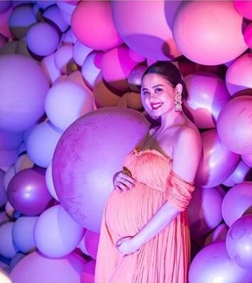 New mommy Surveen Chawla shares first picture with newborn daughter Eva & reveals her face!