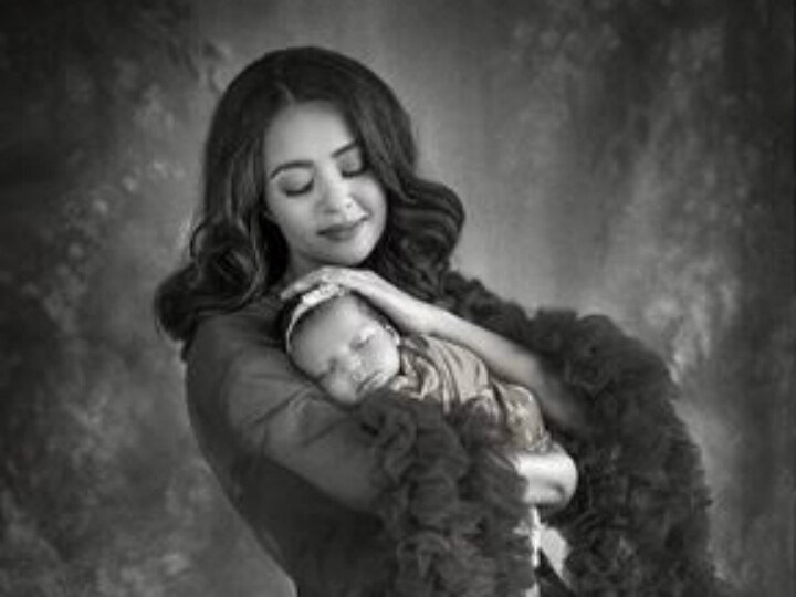 New mommy Surveen Chawla shares first picture with newborn daughter Eva & reveals her face! New mommy Surveen Chawla shares first picture with newborn daughter Eva & reveals her face!