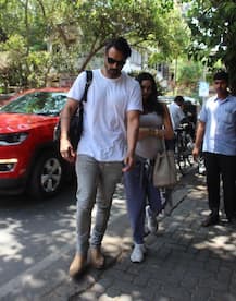 Daddy duties! Arjun Rampal\'s PREGNANT girlfriend Gabriella Demetriades flaunts BABY BUMP as the couple gets clicked post lunch date!