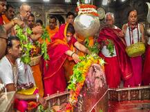 PICTURES: Priyanka Gandhi Bows at Ujjain\'s Mahakaleshwar Temple, Performs ‘Panchamrat Abhishek’