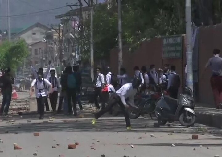 Jammu & Kashmir: Students, security forces clash in Srinagar during protest over Bandipora rape case Jammu & Kashmir: Students, security forces clash in Srinagar during protest over Bandipora rape case