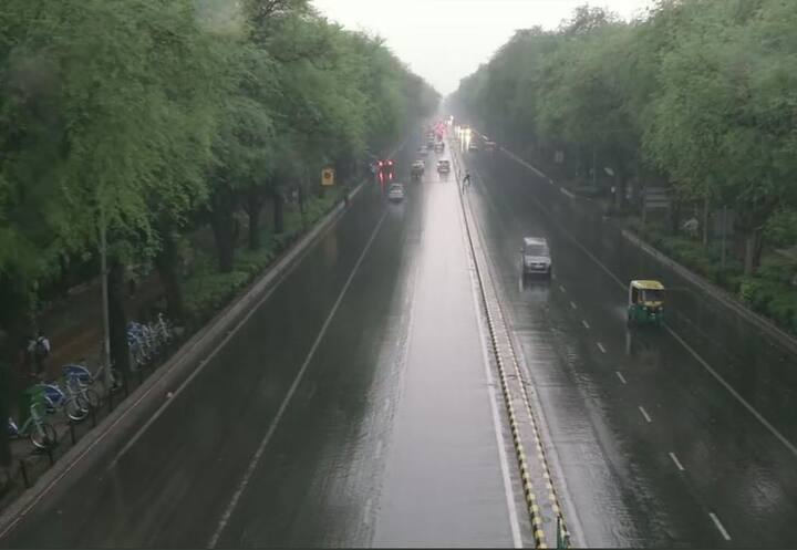 Delhi's air quality was oscillating between 'very poor' and 'severe' for the last few days due to a dust storm in northwest India which led to a sharp increase in the PM2.5 level. The AQI of the city was recorded at 138 on Tuesday according to the System of Air Quality and Weather Forecasting and Research Institute (SAFAR), while the Central Pollution Control Board recorded Dehi's AQI at 147. (Image: ANI)