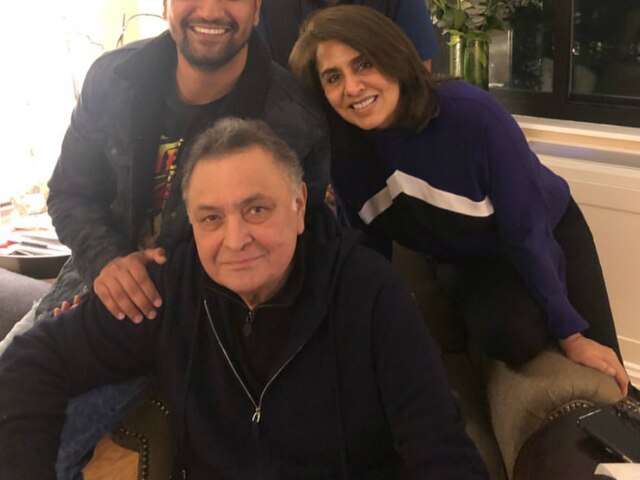 Vicky Kaushal posts pic as he meets Rishi Kapoor, Neetu Singh in US, Captions it: Vicky Kaushal meets Rishi Kapoor, Neetu Singh in US, Captions the pic-