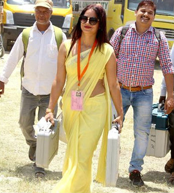 Polling officer in yellow saree, who became an internet sensation wants to go to Bigg Boss