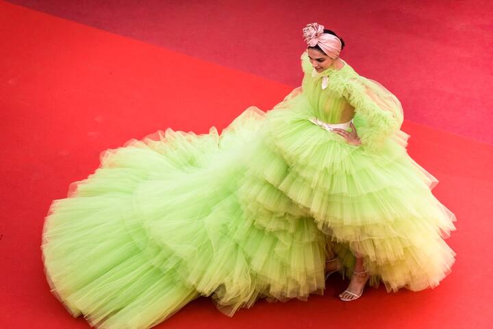 The layered high-low skirt on the dress was a total masterpiece, with the train adding some extra drama with each step up the stairs.